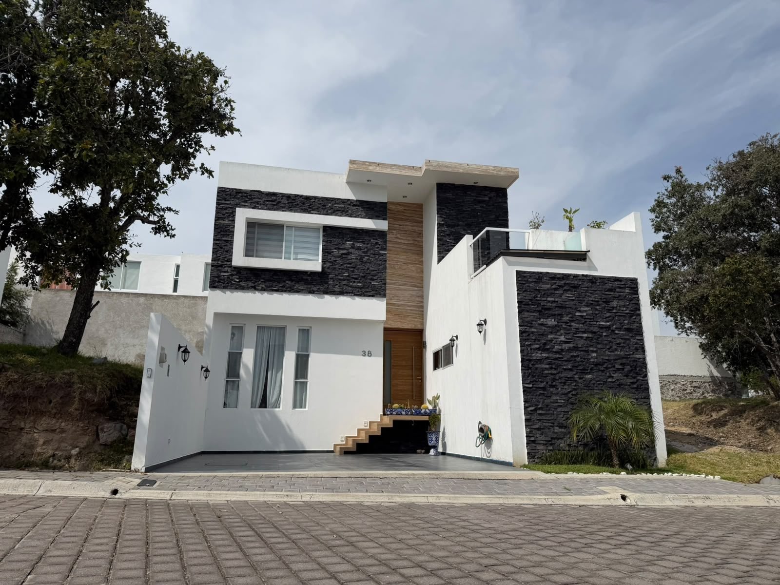 Fachada de la casa de día