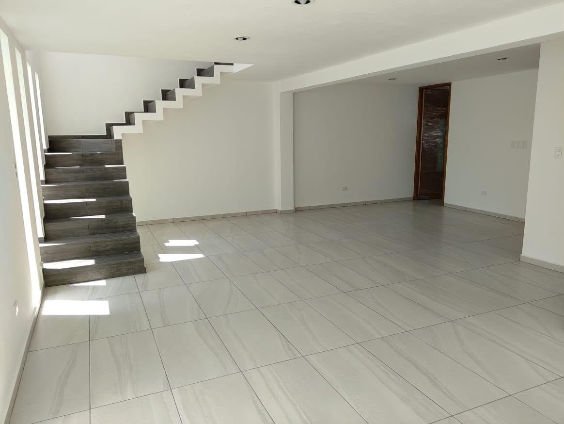 Sala y escalera