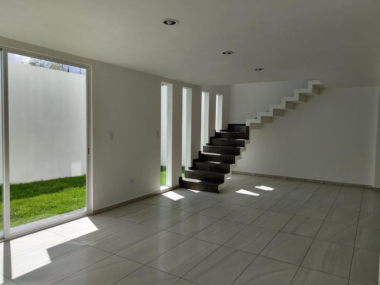 Sala con ventanal al jardín